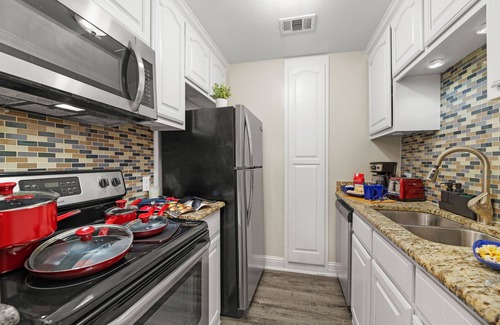 Arlington Apartment | Easy walk to AT&T Stadium/Texas Live/Globe Life Field, Sleeps 12 Comfortably!
