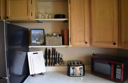 Three Oaks House | Easy walk to downtown Three Oaks