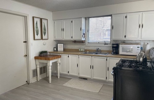 South Haven Cottage | Easy walk to the beach, harbor and downtown, sleeps 6!