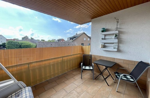 Bad Oeynhausen Apartment | EasyStay#4 Home Cinema apartment near the clinic with balcony, box-spring bed & Netflix