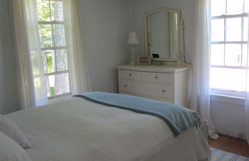 Owls Head Cottage | 'Ebb and Flow' a light and airy seaside get-away at Crescent Beach
