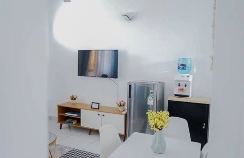 Kinyozi Apartment | Ebony Home 2 Br Wi-Fi Parking Hot shower