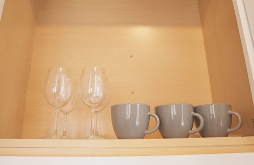 Weequahic Apartment | Eccentric Apartment! 7 MIN FROM EWR! Sleeps 7! w/Parking