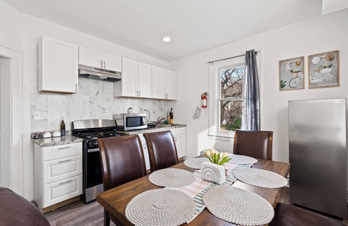 Weequahic Apartment | Eccentric Apartment! 7 MIN FROM EWR! Sleeps 7! w/Parking