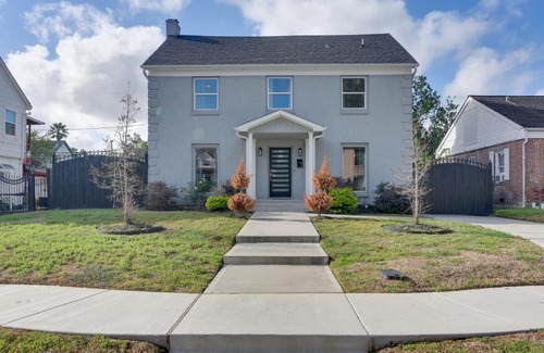 Riverside Terrace House | Eclectic Houston Home with Pool Table, 5 Mi to Dtwn