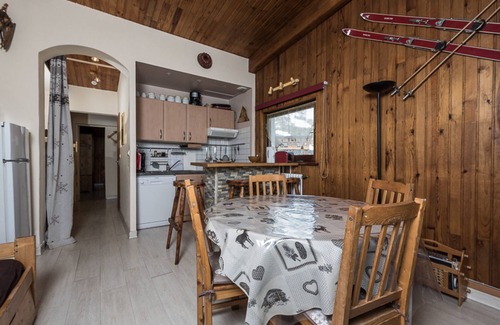 Les Almes Apartment | Eco Apartment with Balcony · Near Slopes & Shops · WiFi · Pets Allowed