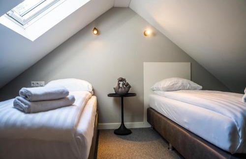 Oirschot House | Eco Villa in Latour by Scenic Pond