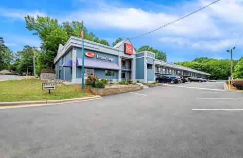 Enderly Park Cabin | Econo Lodge Charlotte Airport Area