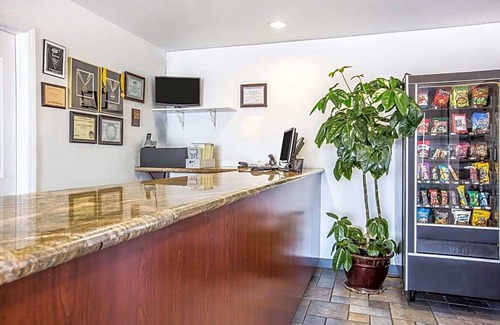 Ridgecrest Hotel | Econo Lodge Inn & Suites near China Lake Naval Station