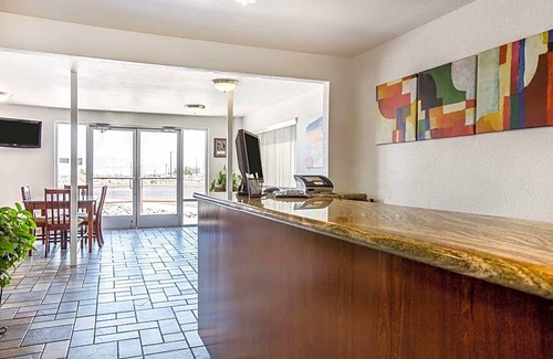 Ridgecrest Hotel | Econo Lodge Inn & Suites near China Lake Naval Station