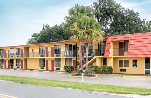 Boys Ranch Hotel | Econo Lodge Live Oak