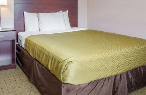 Ames Cabin | Econo Lodge