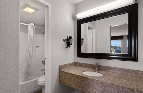 White Pine Hotel | Econo Lodge White Pine Morristown I-81 & I-40 Split