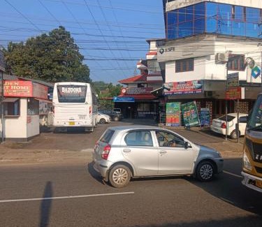 Muvattupuzha Hotel | Edayattu Arcade Golden Tourist Home