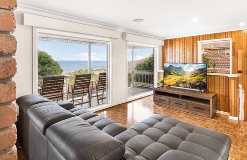 Clifton Springs House | Edgewater Beachfront with Spa and Woodfire Oven