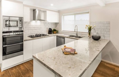 Clifton Springs House | Edgewater Beachfront with Spa and Woodfire Oven