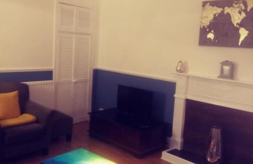 Restalrig Apartment | Edinburgh flat sleeps 4, free WiFi & parking