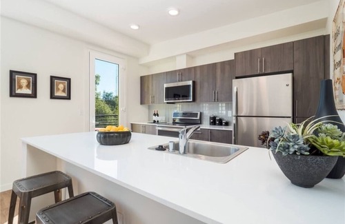 Broadway Condo | [EdisonBnBcom] Modern top-floor condo in CapHill close to restaurants & transit