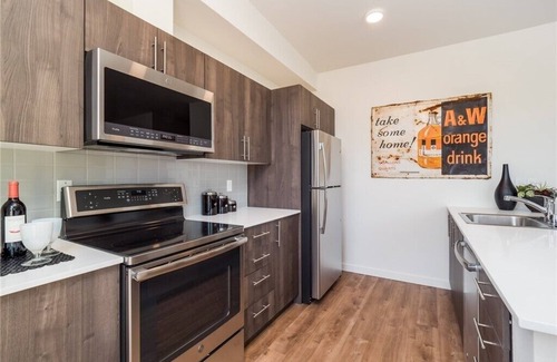 Broadway Condo | [EdisonBnBcom] Modern top-floor condo in CapHill close to restaurants & transit