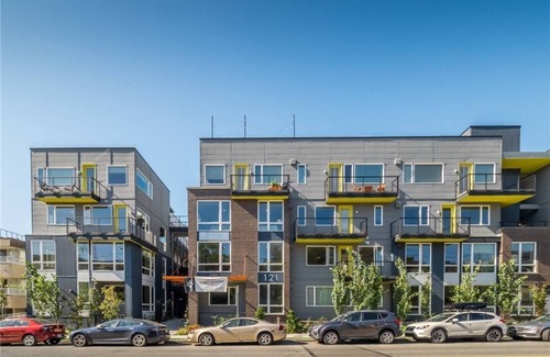 Broadway Condo | [EdisonBnBcom] Modern top-floor condo in CapHill close to restaurants & transit