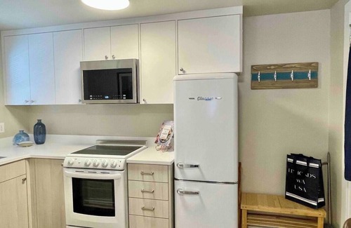 The Bowl of Edmonds House | Edmonds Getaway Cottage – Quaint Seaside Town, Kitchen, Train to FIFA World Cup