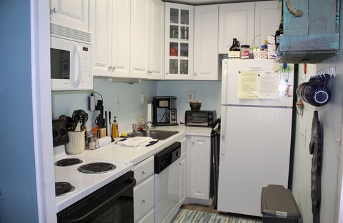 Rehoboth Beach Condo | Efficiency with charming coastal cottage deco