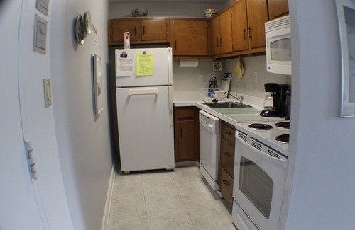 Rehoboth Beach Condo | Efficiency with tropical coastal decor!