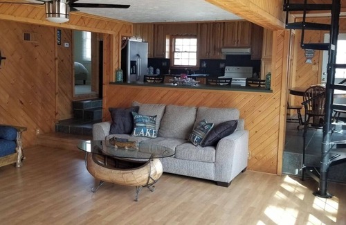 Ozark Cottage | Egypt Lake Escape is located near all the fun on beautiful Lake of Egypt