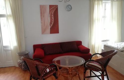 Steinhoefel Apartment | Ehemalige Bibliothek Apartment für 2 mit Küche Kamin Netflix Parken und Hofladen