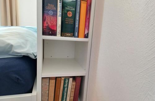Steinhoefel Apartment | Ehemalige Bibliothek Apartment für 2 mit Küche Kamin Netflix Parken und Hofladen