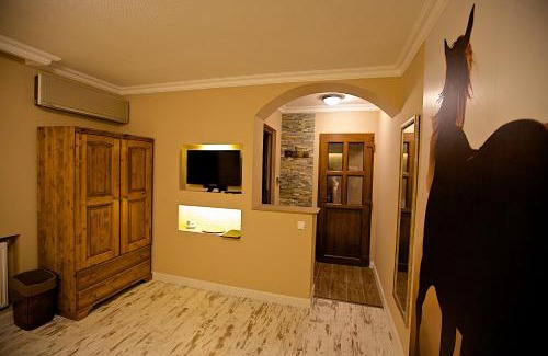 Izsak Resort | El Bronco Working Ranch