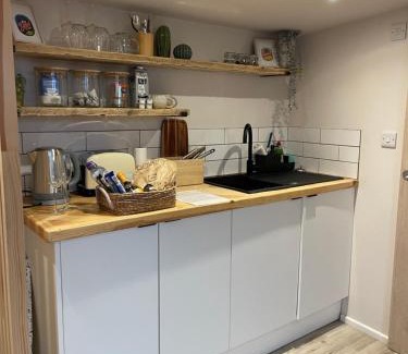 Bournemouth Apartment | El Nido - Cosy cabin in Southbourne, 5 mins from beach