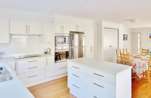 Hyams Beach House | Elaine at Hyams Beach, Jervis Bay