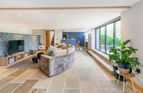 Eldwick Cottage | ELDWICK VILLA, pet friendly, luxury holiday cottage in Bingley
