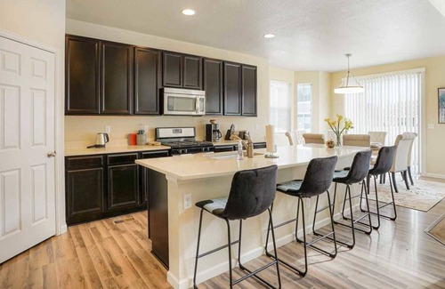 Longmont House | Elegance on Linda Pl