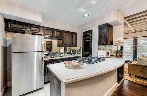 Old East Dallas Condo | Elegant 1-bed executive condo on Dallas’ historic Swiss Avenue. Enjoy the porch access, high-speed Wi-Fi, king bed with Egyptian-cotton linens, and modern design with upscale finishes—perfect for morning coffee, remote work, or relaxing evening