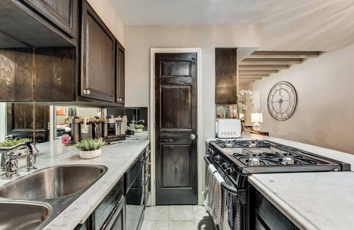 Old East Dallas Condo | Elegant 1-bed executive condo on Dallas’ historic Swiss Avenue. Enjoy the porch access, high-speed Wi-Fi, king bed with Egyptian-cotton linens, and modern design with upscale finishes—perfect for morning coffee, remote work, or relaxing evening