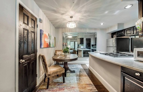Old East Dallas Condo | Elegant 1-bed executive condo on Dallas’ historic Swiss Avenue. Enjoy the porch access, high-speed Wi-Fi, king bed with Egyptian-cotton linens, and modern design with upscale finishes—perfect for morning coffee, remote work, or relaxing evening