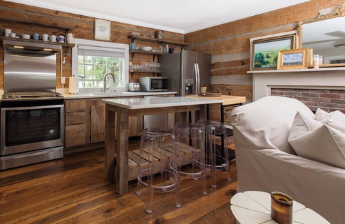 Franklin Cabin | Elegant 1800's cabin in charming downtown Franklin 25 min South of Nashville