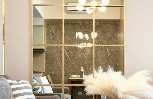 Bonifacio Global City Condo | Elegant 1BR Across Uptown Mall, Mitsukoshi Mall, & Grand Hyatt - Pet friendly!