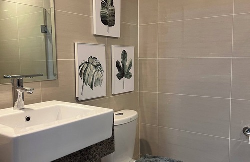 Bonifacio Global City Condo | Elegant 1BR Across Uptown Mall, Mitsukoshi Mall, & Grand Hyatt - Pet friendly!