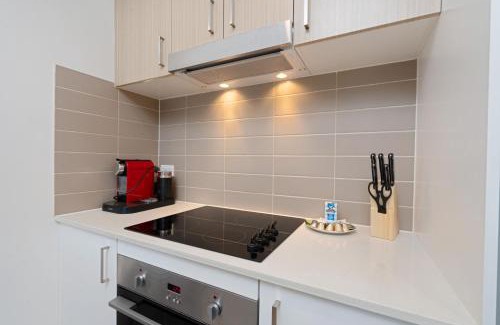 Franklin Apartment | Elegant 2-Bed Apartment with Balcony