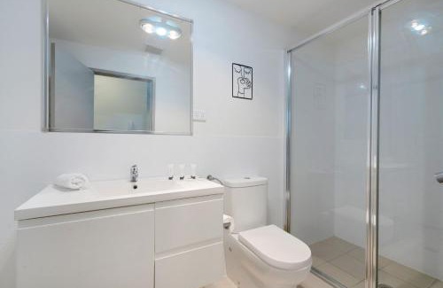 Franklin Apartment | Elegant 2-Bed Apartment with Balcony