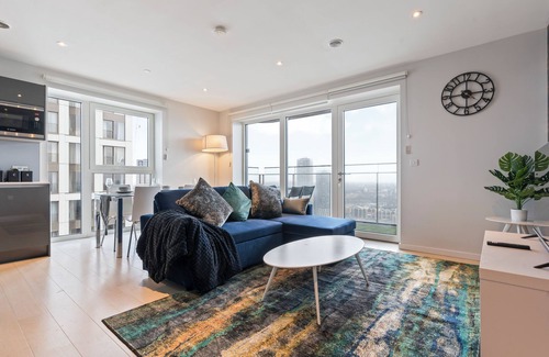 Stratford and New Town Apartment | Elegant 2 Bed Apartment Within Many Attractions