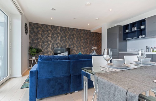 Stratford and New Town Apartment | Elegant 2 Bed Apartment Within Many Attractions