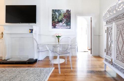 Invermay House | Elegant 2-Bedroom Home with Curated Decor & Outdoor Entertaining