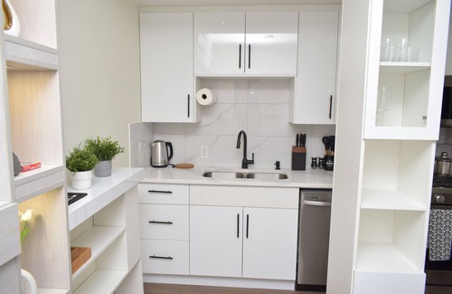 West Edmonton House | Elegant 2 beds guest suite - Close to West Edmonton Mall