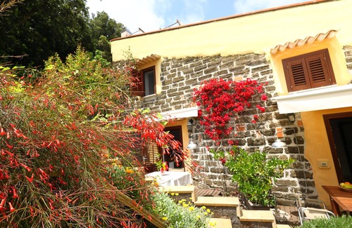 Ustica Apartment | Elegant 2-level furnished and air-conditioned apartment with garden