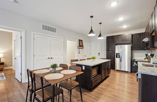 Downtown Columbus Apartment | Elegant 2BD/2BA condo w Parking/Pool/Gym