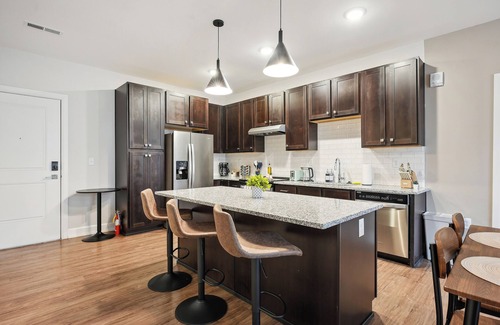 Downtown Columbus Apartment | Elegant 2BD/2BA condo w Parking/Pool/Gym